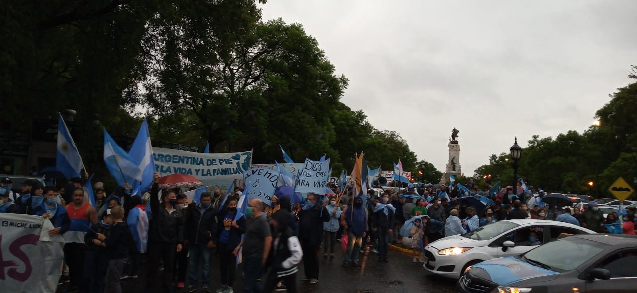 Argentinos marchan contra el proyecto de ley para legalización del aborto