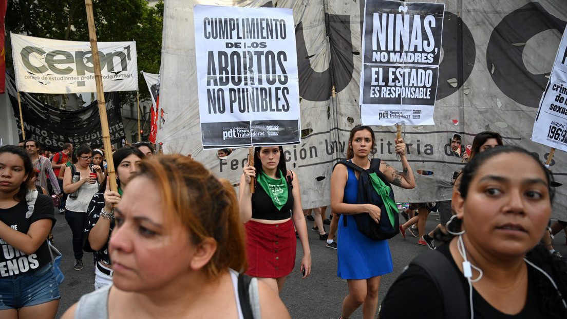 Conmoción en Argentina; niña de 12 años da a luz tras negarle aborto. El embarazo fue producto de violación