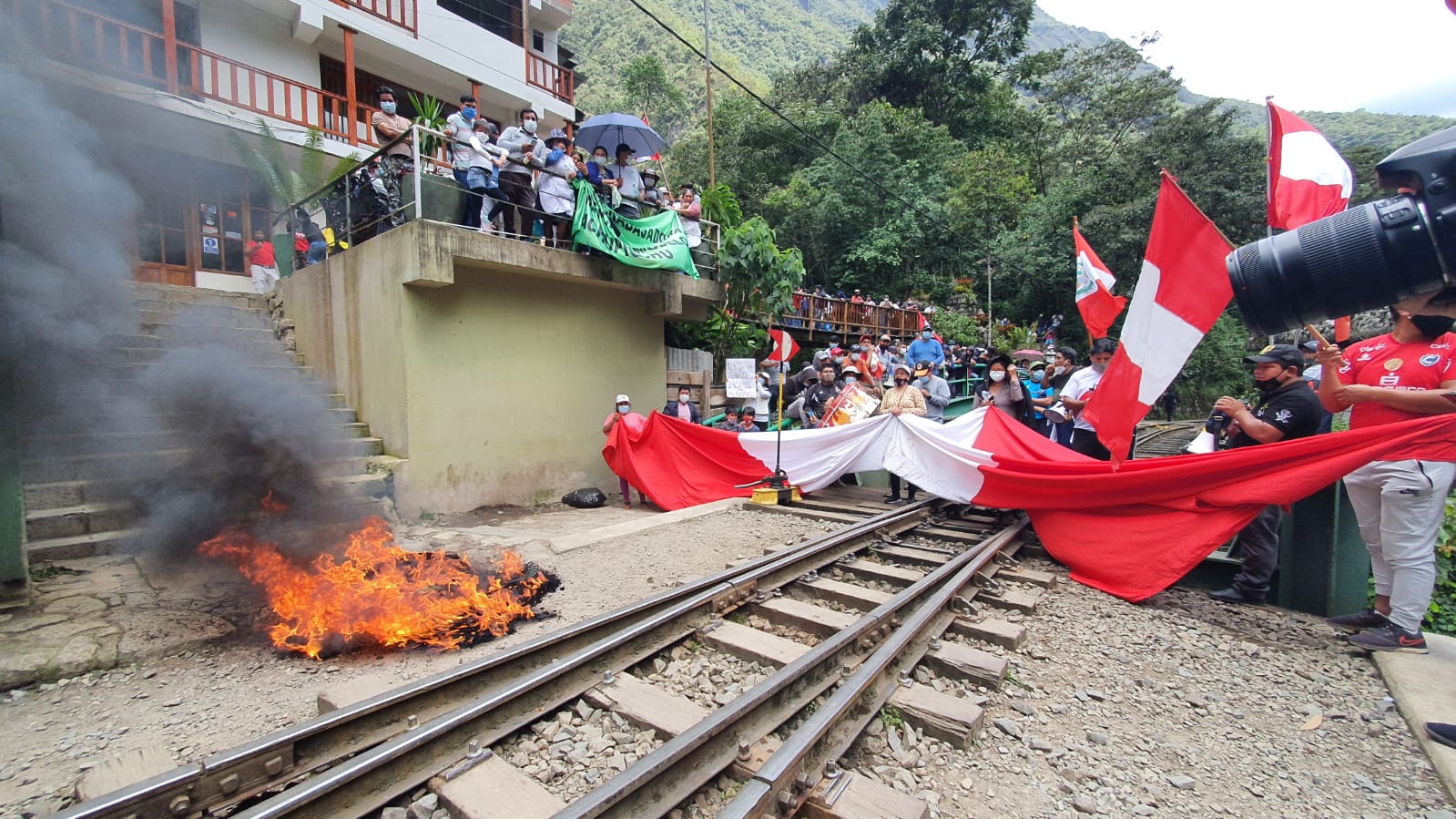 Conflicto en Machu Picchu. Bloqueos y exigen más frecuencias de viajes