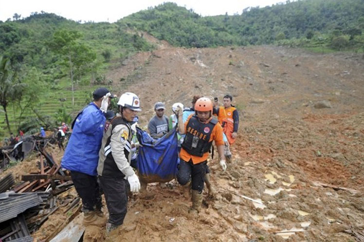 En Indonesia aumenta a 19 los fallecidos por deslizamiento de tierra