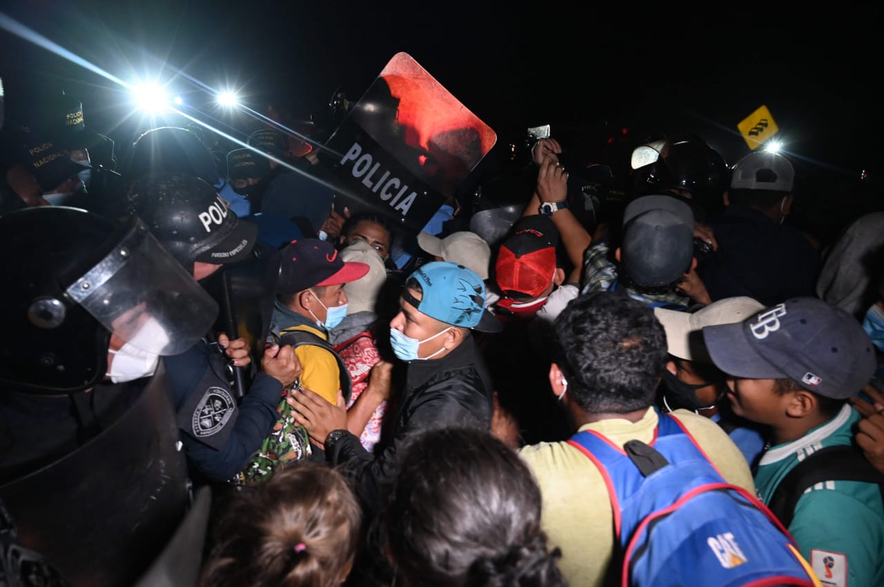 “Queremos pasar”. Caravana de hondureños rompen reten policial y pasa a Guatemala