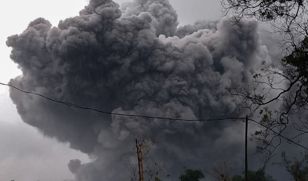 El volcán Semeru con fuerte erupción