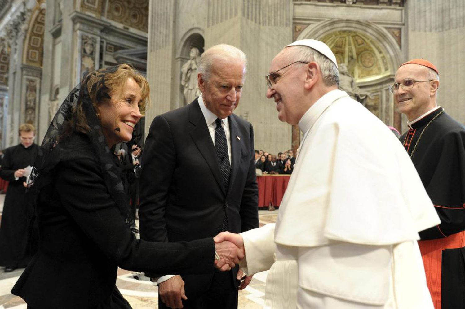 Papa Francisco felicita a Joe Biden y llama a que apoye la paz