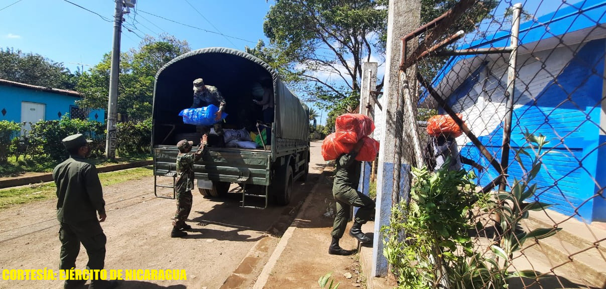 Ejército descarga material educativo en Carazo