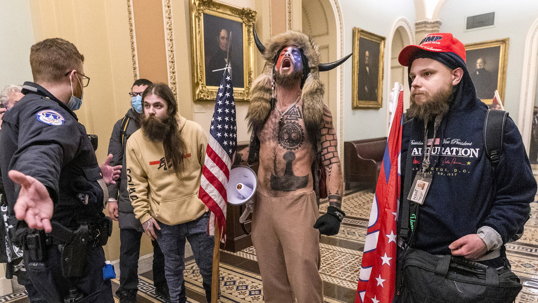 El ‘vikingo’ que asaltó el Capitolio, lo llevan a otra cárcel para dieta orgánica