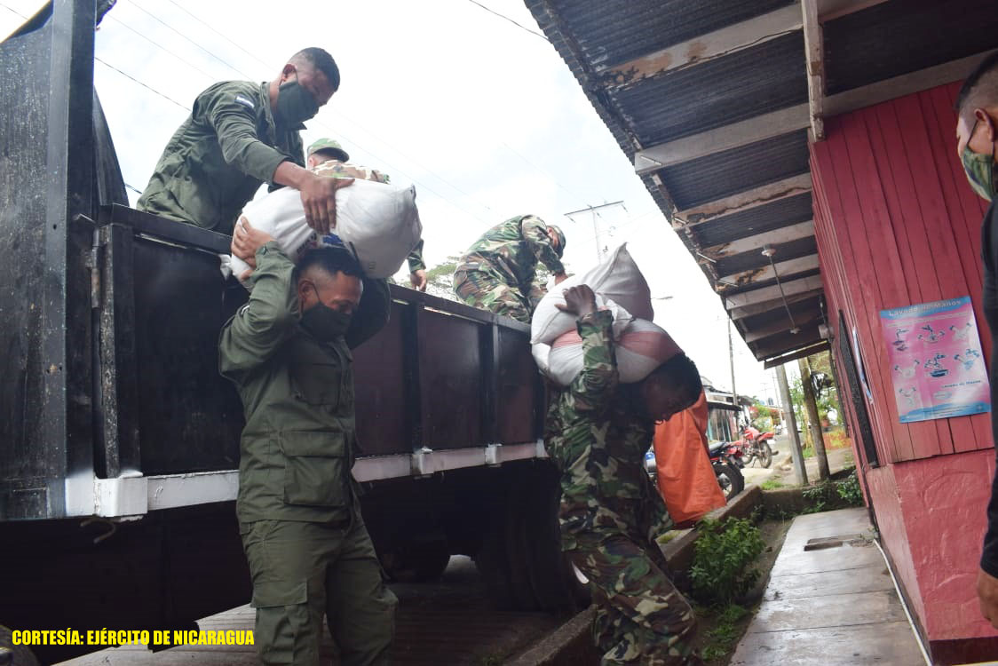 Ejército realiza descargue de paquetes de emergencia social