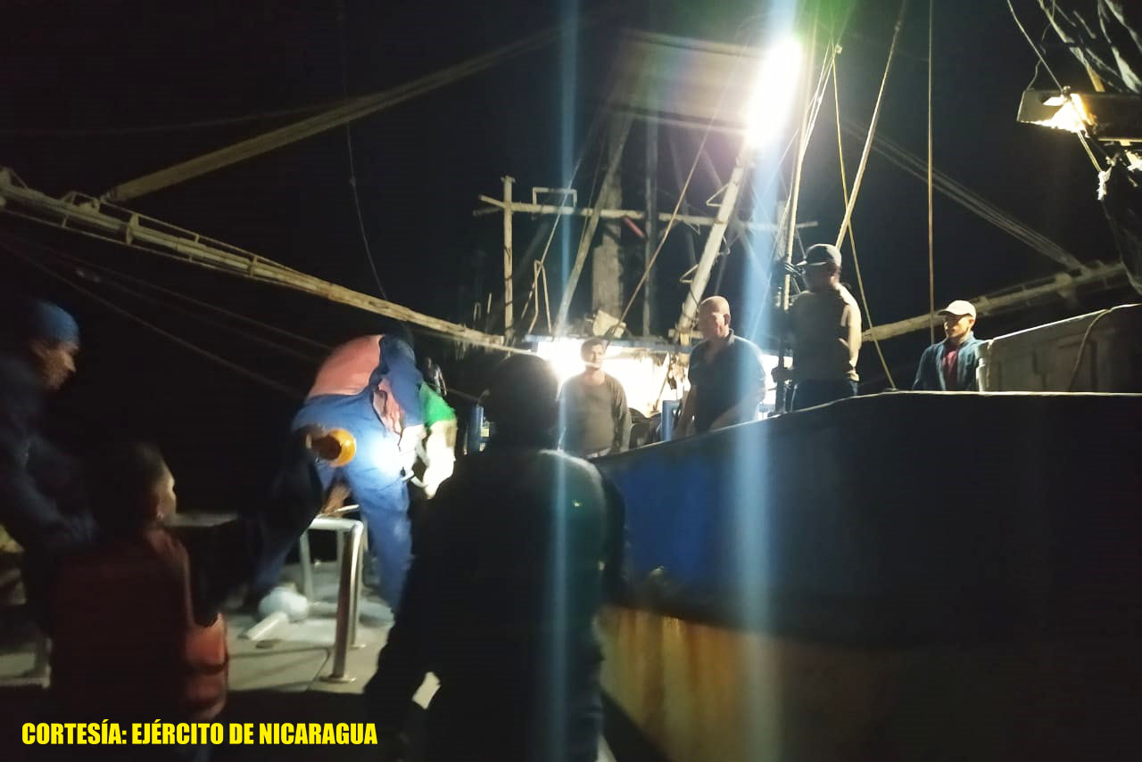 Ejército rescata embarcación en la playa La Boquita