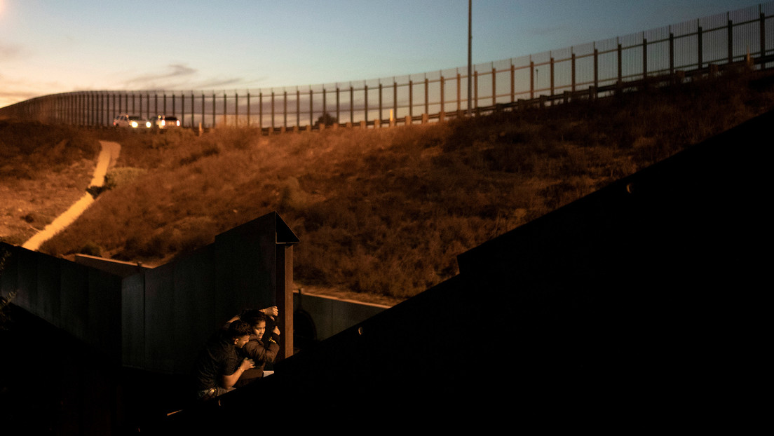 Traficantes dejan caer a dos niñas ecuatorianas desde una valla en la frontera de EE.UU y México