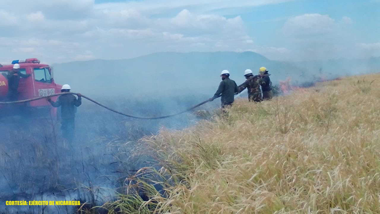 Ejército participa en sofocación de incendio en Managua