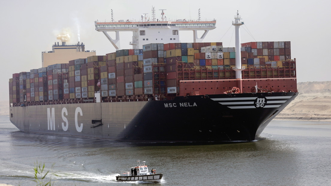 Barco petrolero ralentiza el tráfico en el Canal de Suez