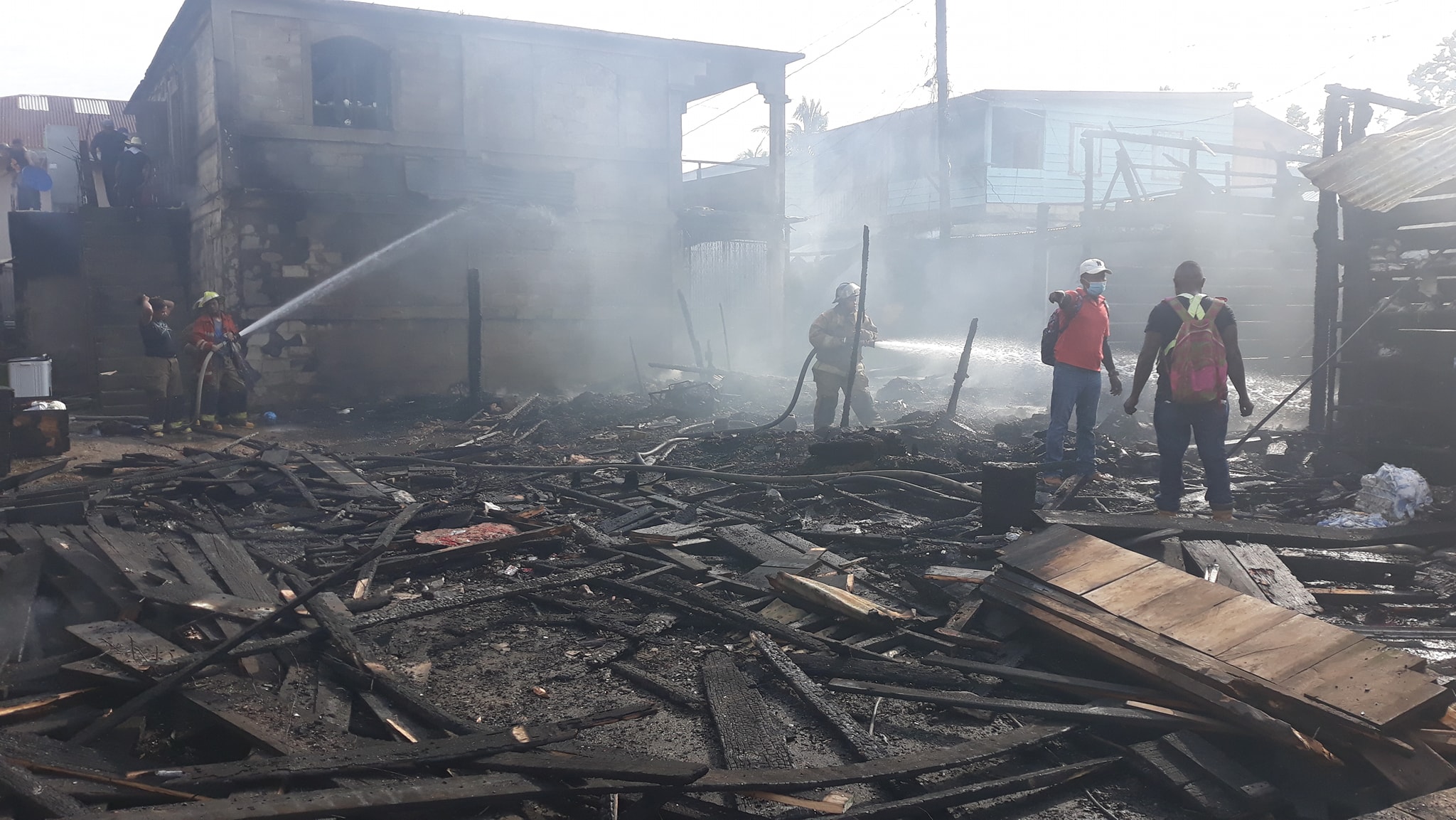 Autoridades brindan acompañamientos solidario a afectados por incendio en mercado de Bilwi