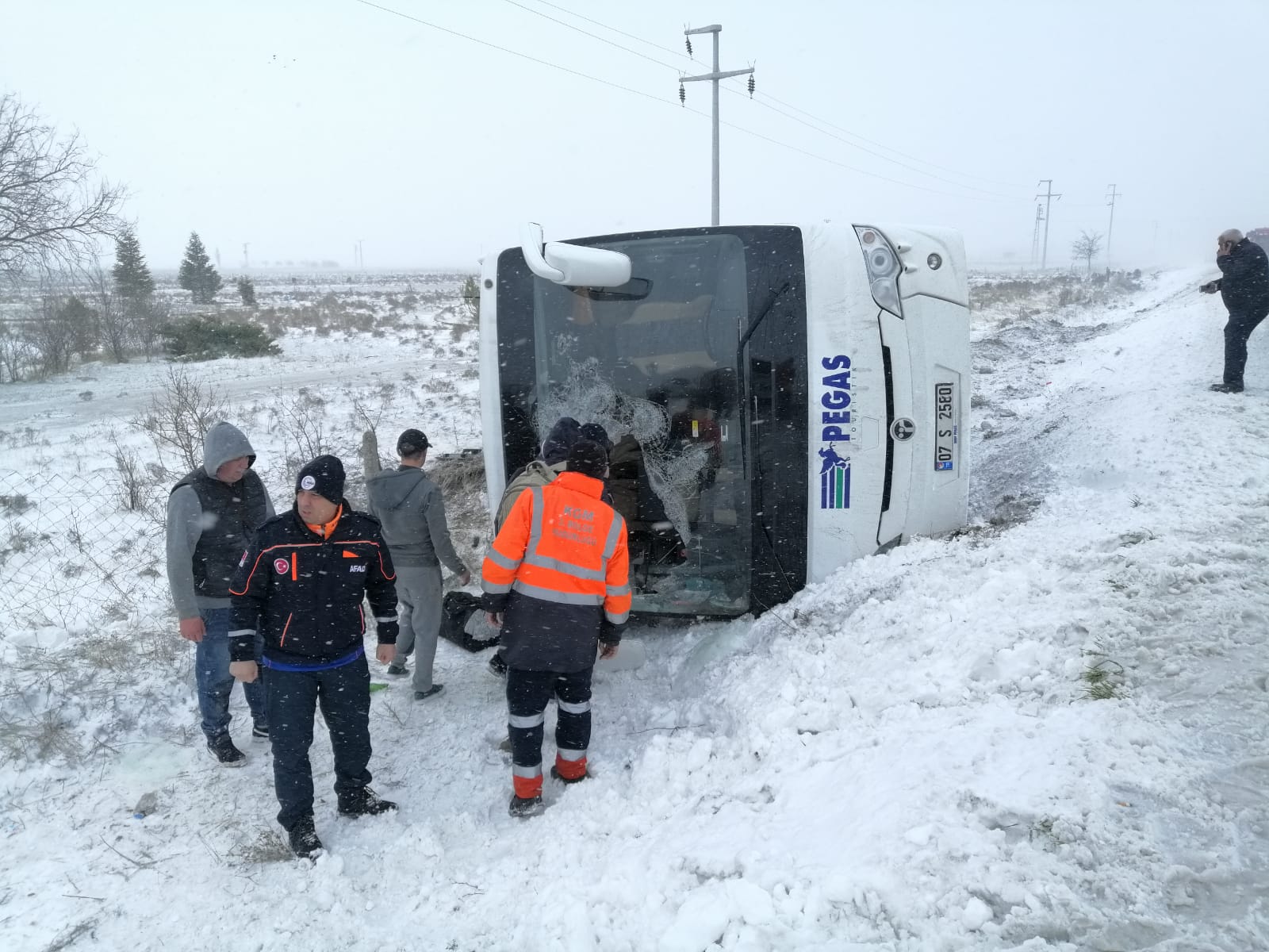 Vuelco de un autobús turístico en Turquía deja un fallecido y 26 heridos