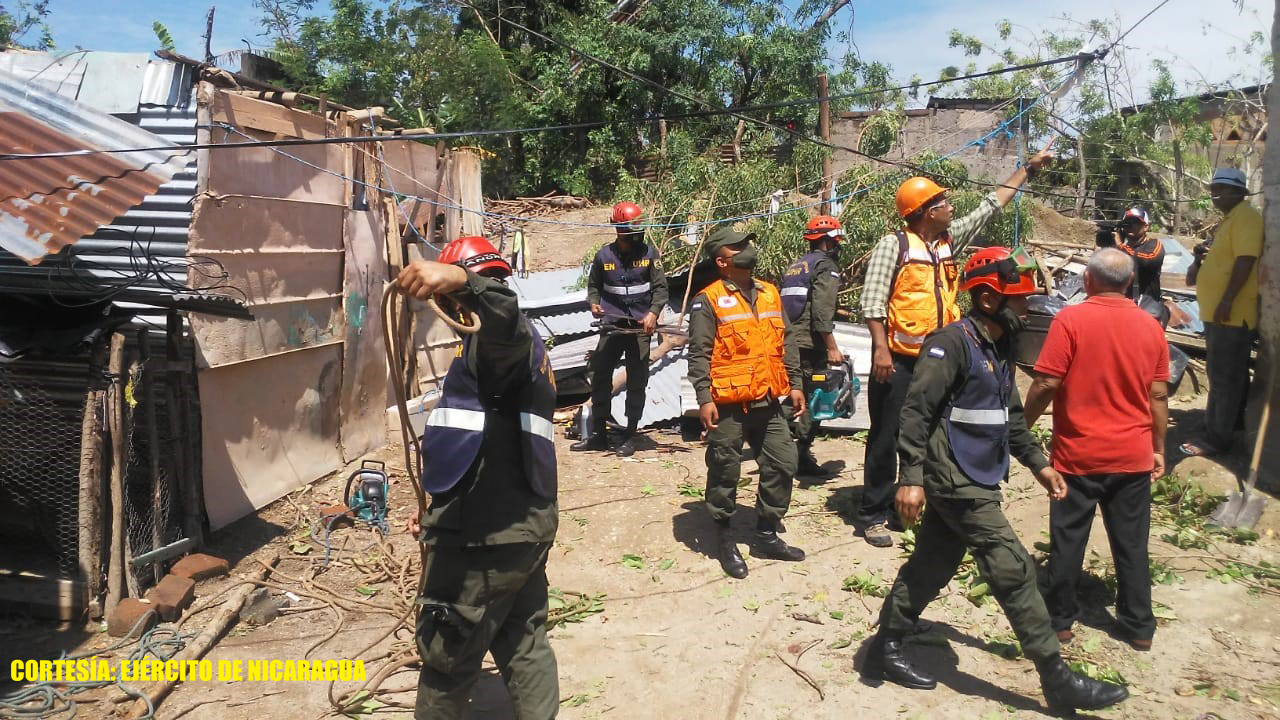 Ejército apoya a familias afectadas por tromba terrestre