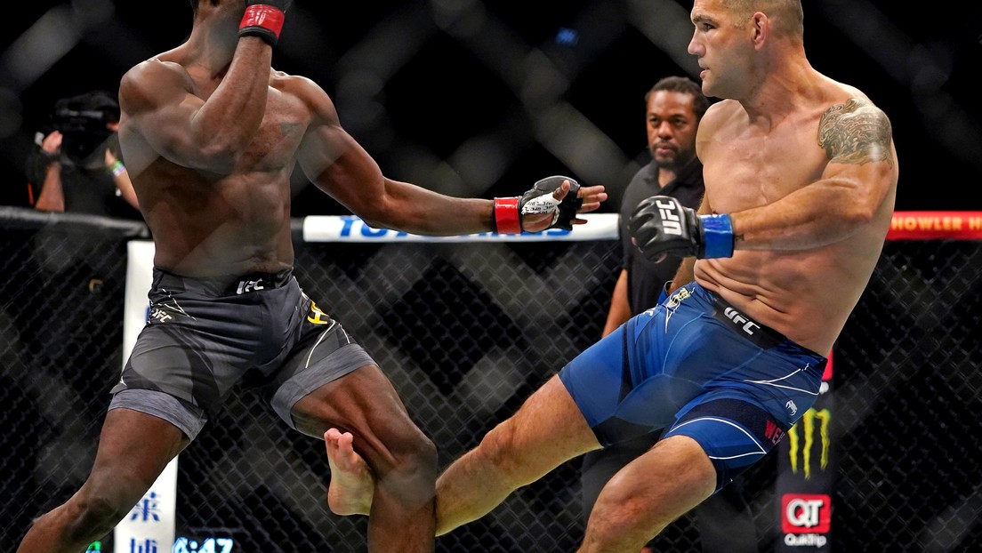 Excampeón de la UFC  se parte la pierna en dos, al comenzar una pelea