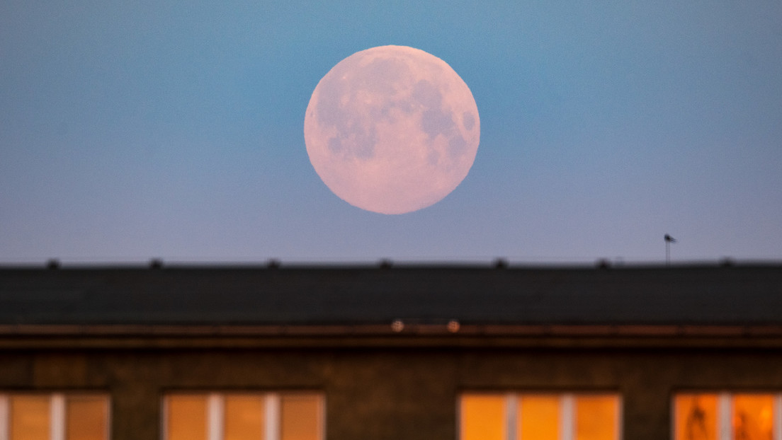La primera superluna rosa del año luce en los cielos