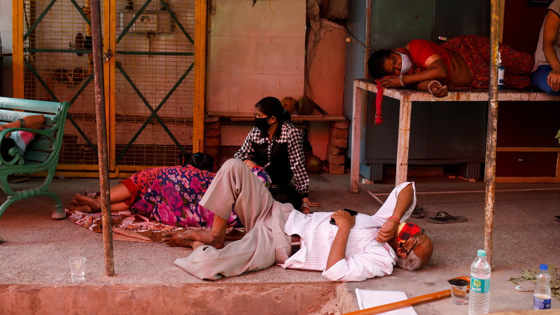 “Reuniones masivas, bajas tasas de vacunación y variantes más contagiosas” detonantes en la India para mas contagios señala la OMS