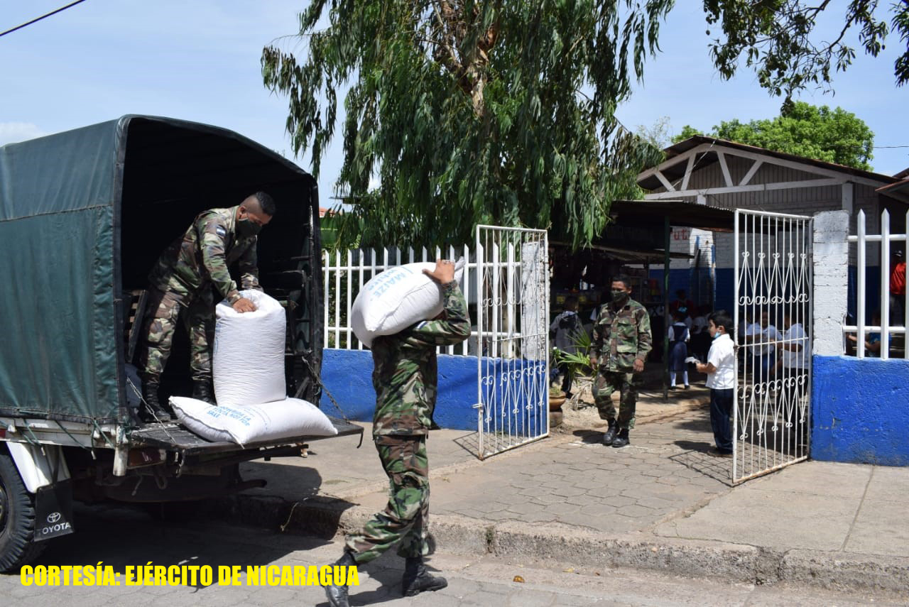Ejército realiza traslado de merienda escolar en Chontales
