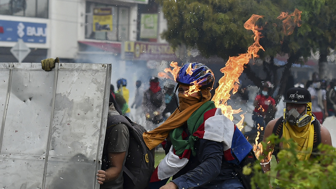 Civiles armados que disparan contra manifestantes en Colombia avivan las críticas al ministro de Defensa