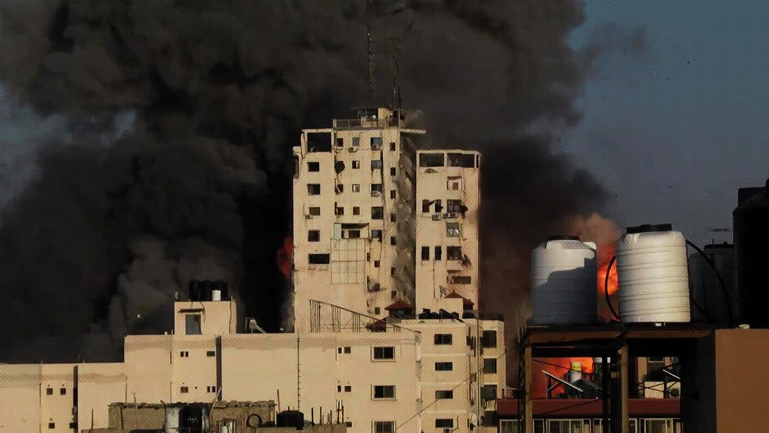 Un edificio de oficinas en Gaza colapsa tras ser alcanzado por un misil israelí