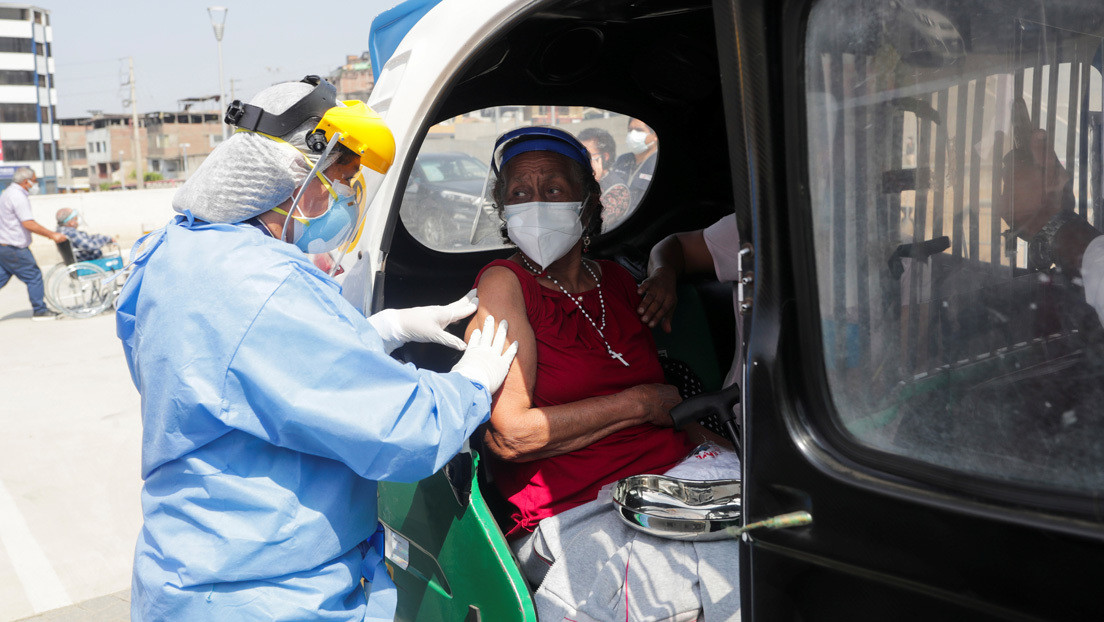 Perú investiga caso de jeringas vacías en vacunación por pandemia