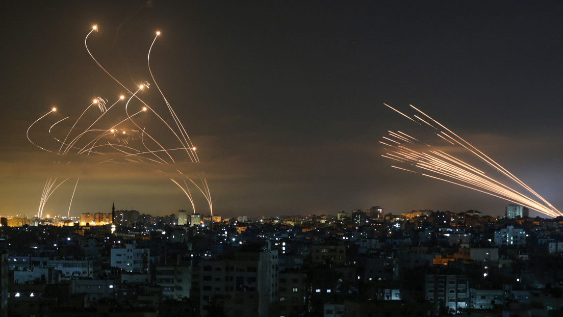Imagen muestra cómo las defensas aéreas de Israel interceptan cohetes lanzados desde Gaza en cielo nocturno