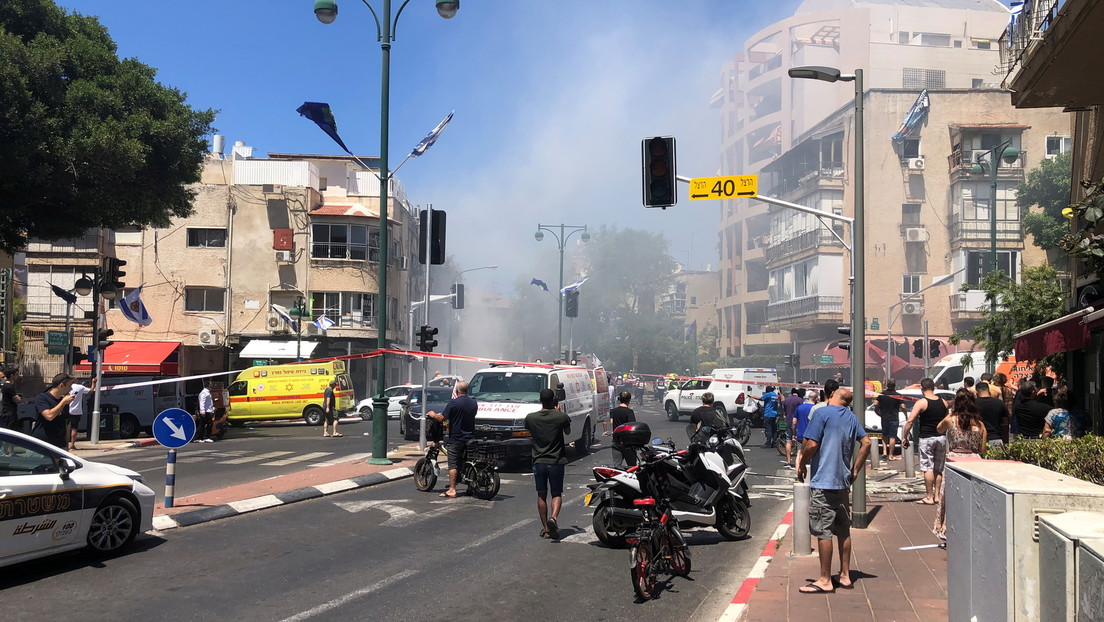 Turistas huyen de una playa, tras sonar las alarmas de ataque aéreo en Tel Aviv