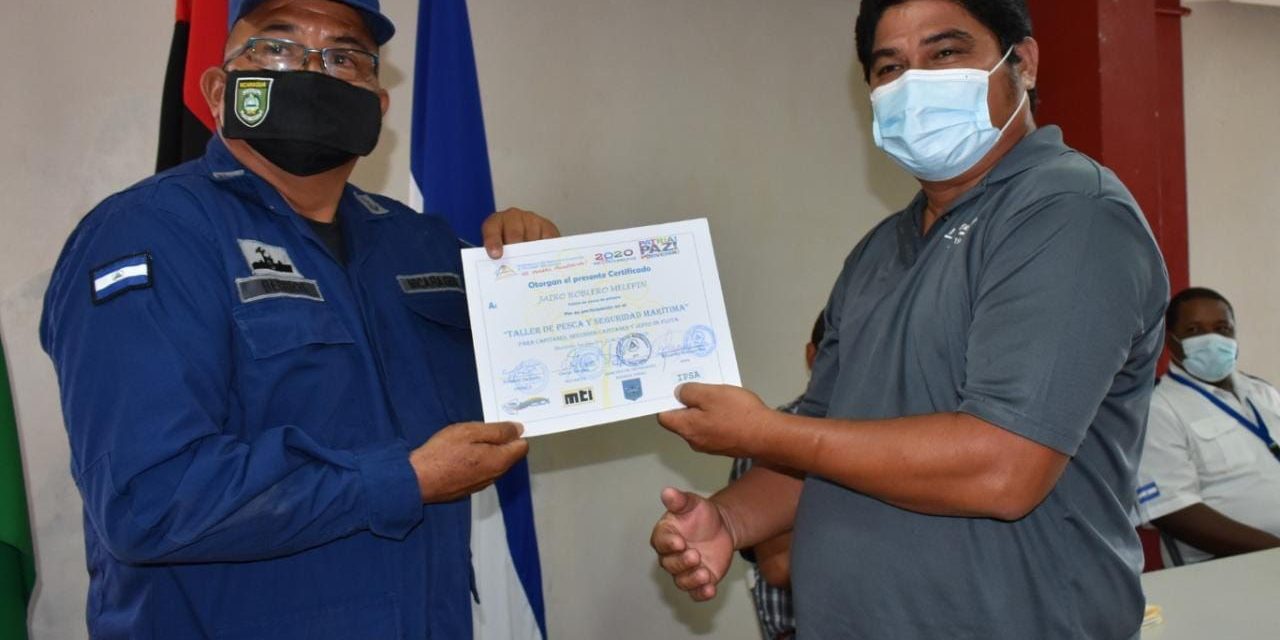 Naval participa en la entrega de certificados del “Taller de Pesca y Seguridad Marítima”,