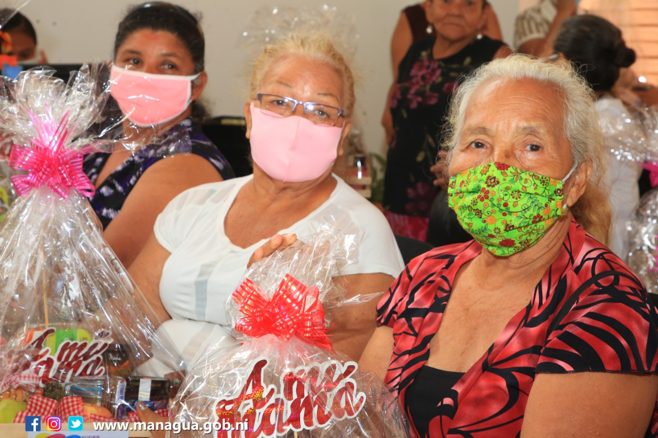 ALMA celebra el Día de las Madres con pacientes de la Clínica de Medicina Natural