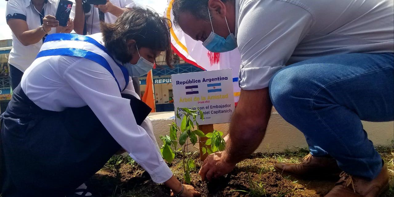 Embajador de Argentina siembra árbol de la amistad