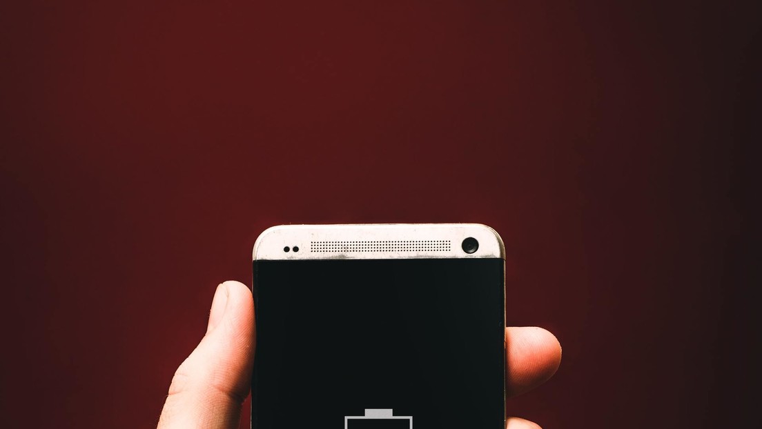 APP que descargan las baterías de los celulares: Fitbit, 92%; Verizon,92 %; Uber,87 %; Facebook,82 %