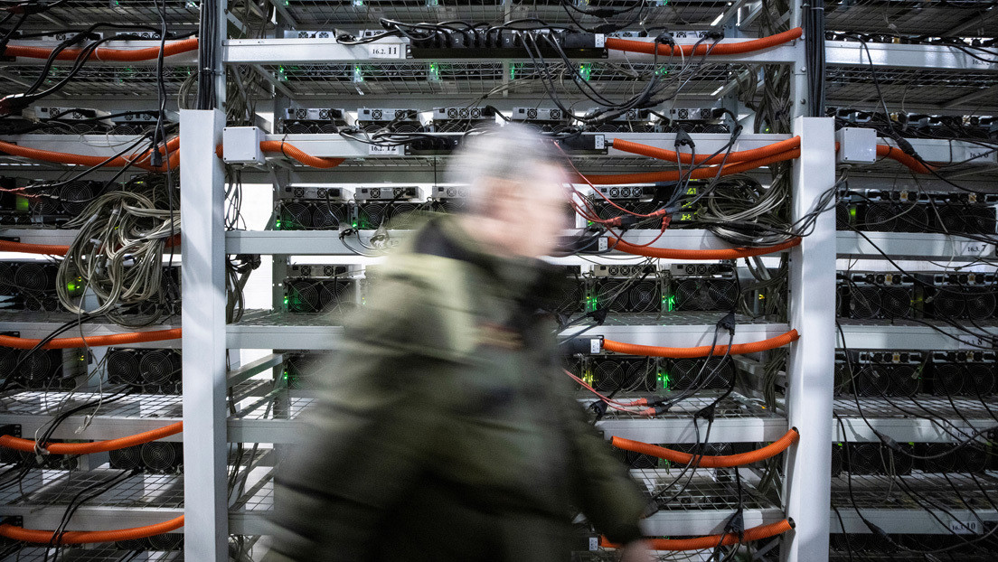 “Mina de bitcoines” en Reino Unido, se conoce como “minería de criptomonedas”, y generan mucho calor.