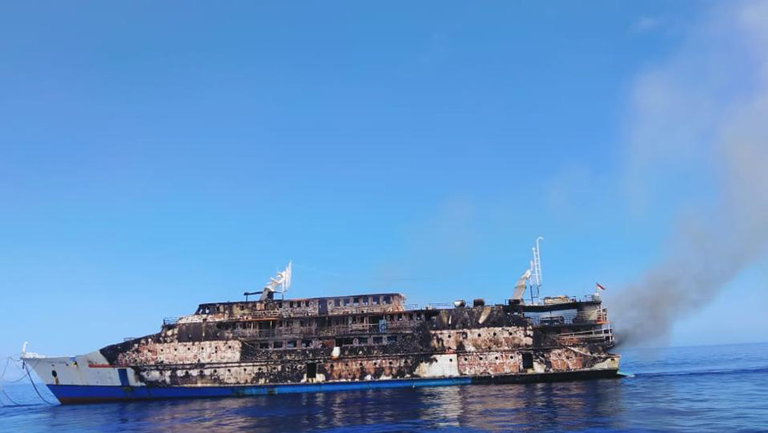 Ferry se quema en Indonesia  200 personas saltan al mar para salvarse