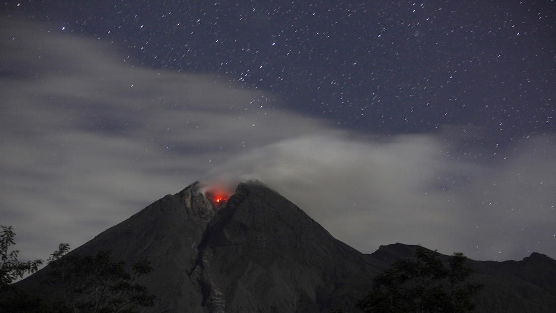 Curioso meteoro cae sobre el volcán más activo de Indonesia, y es captado por una cámara