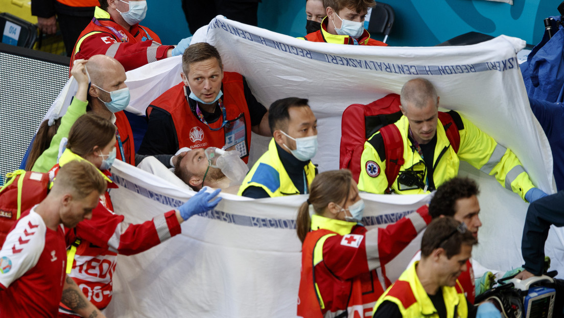 El jugador Christian Eriksen se desploma durante un partido de la Eurocopa