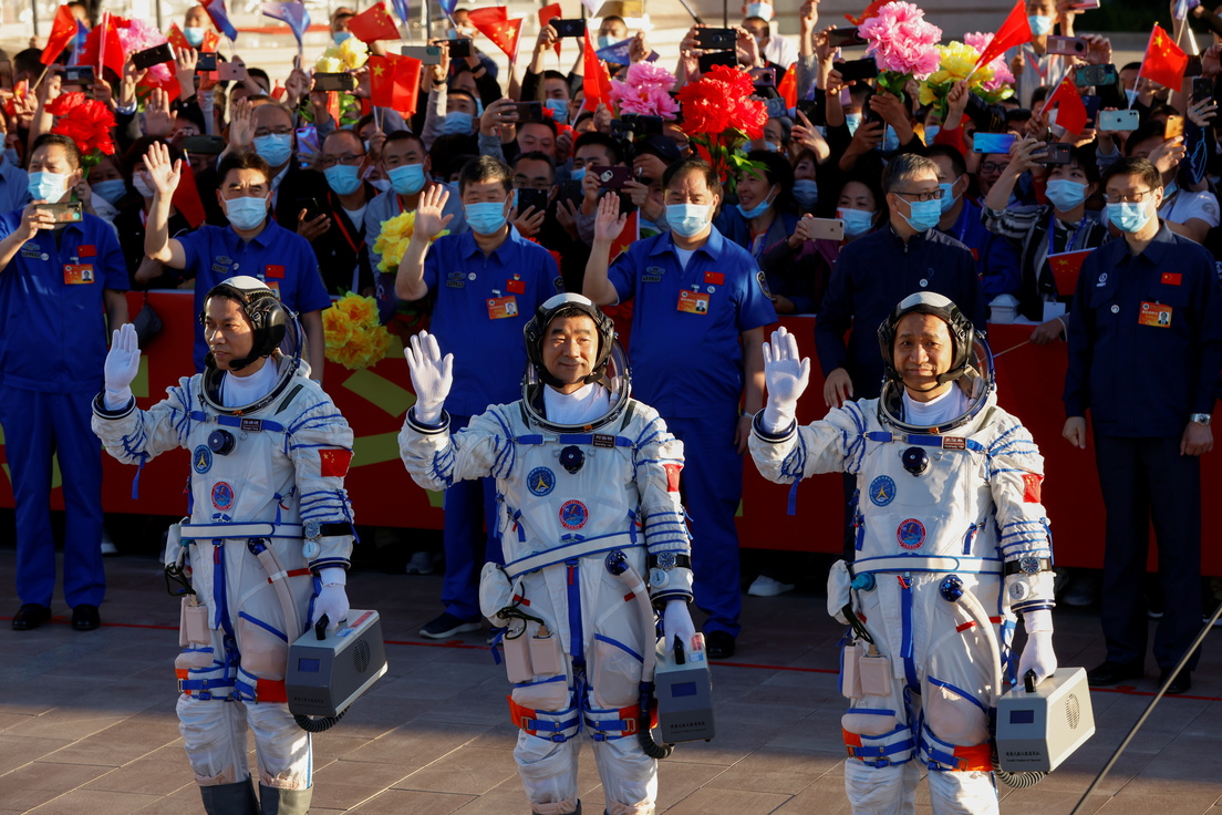 China manda al espacio a 3 astronautas en el Shenzhou-12 para seguir la construcción de su estación espacial