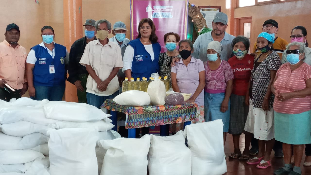 Adultos mayores reciben paquetes alimenticios en Diriamba