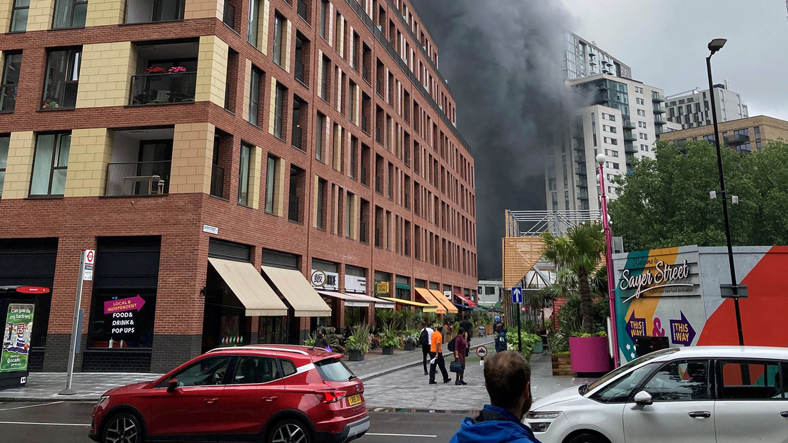 Fuerte incendio azota estación del metro en Londres