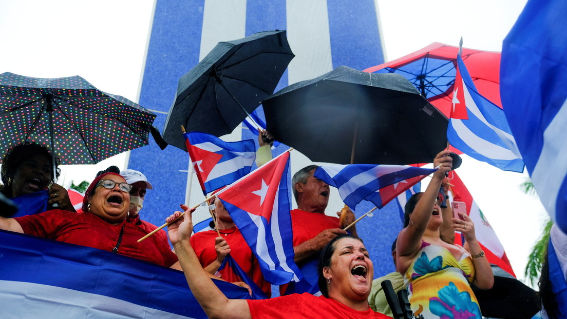 Imágenes falsas, videos viejos y cientos de ‘bots’: los bulos más virales en redes sociales sobre la situación en Cuba