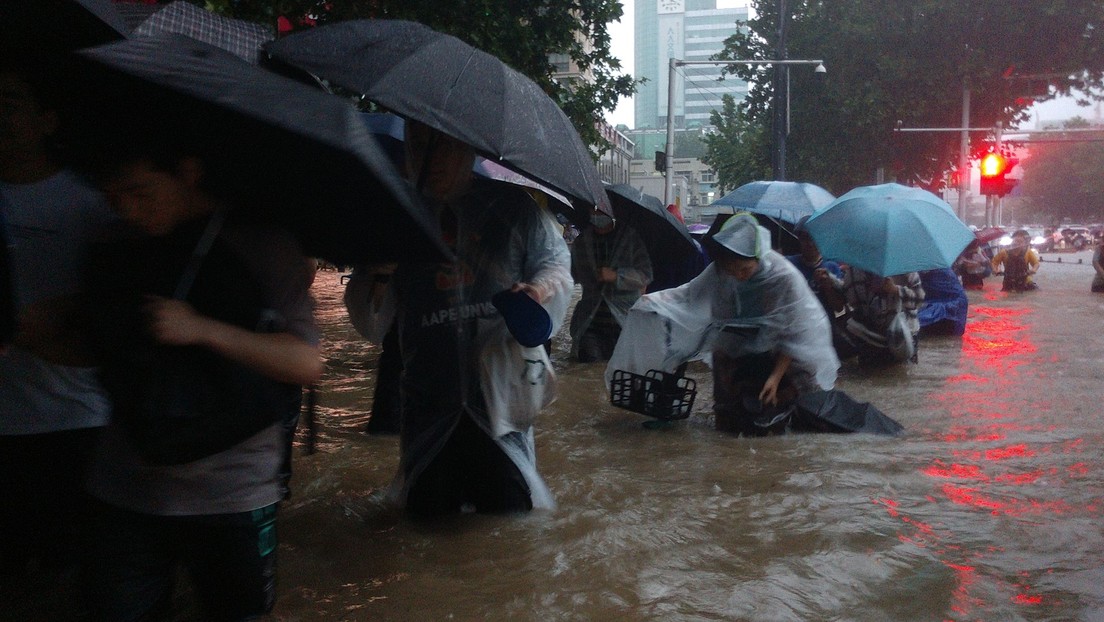 Doce ciudades de China inundadas por torrenciales aguaceros. Calles y el metro afectado