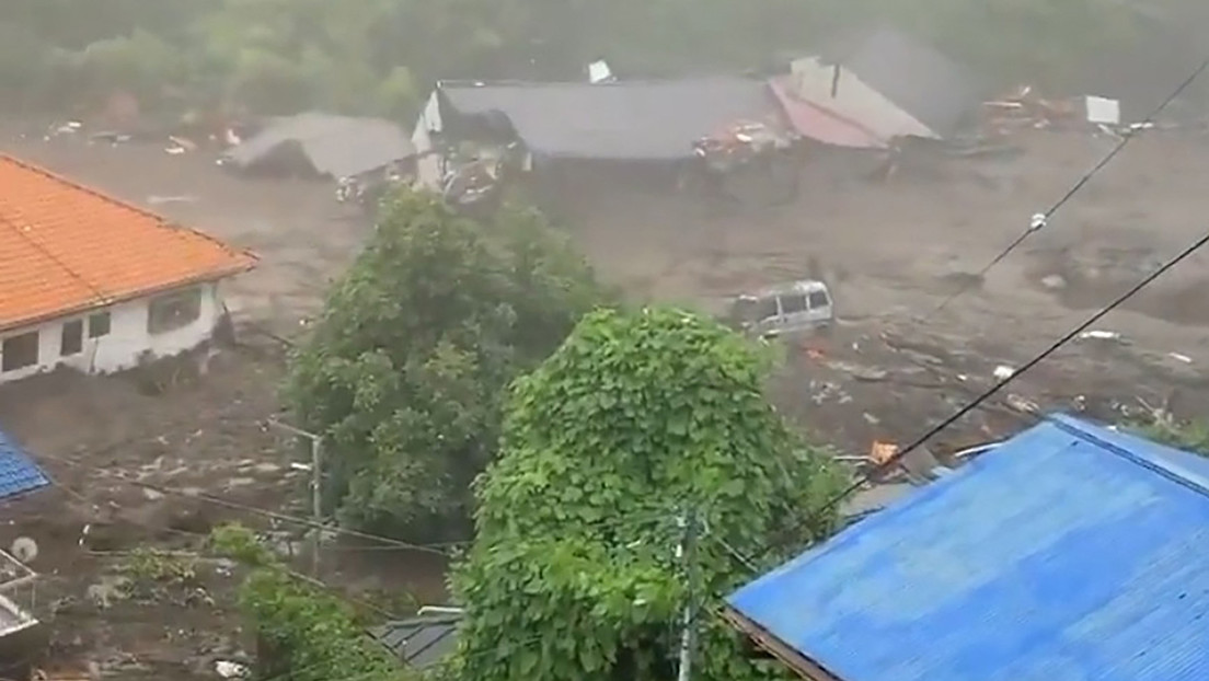 En Japón: 20 desaparecidos y más de 10 casas destruidas tras un gran deslizamiento de tierra
