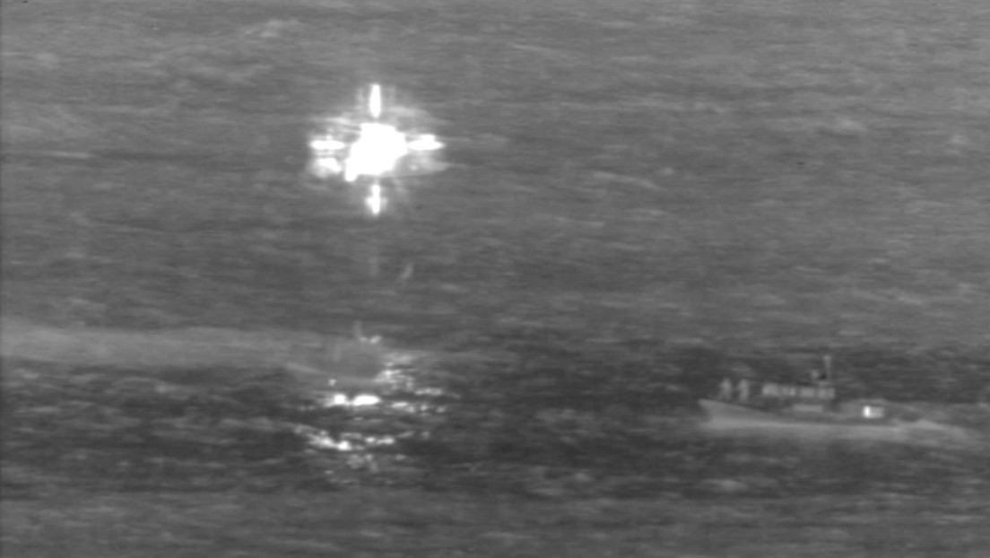 Rescatan a dos pilotos de un Boeing 737 que amarizó de emergencia cerca de Hawái