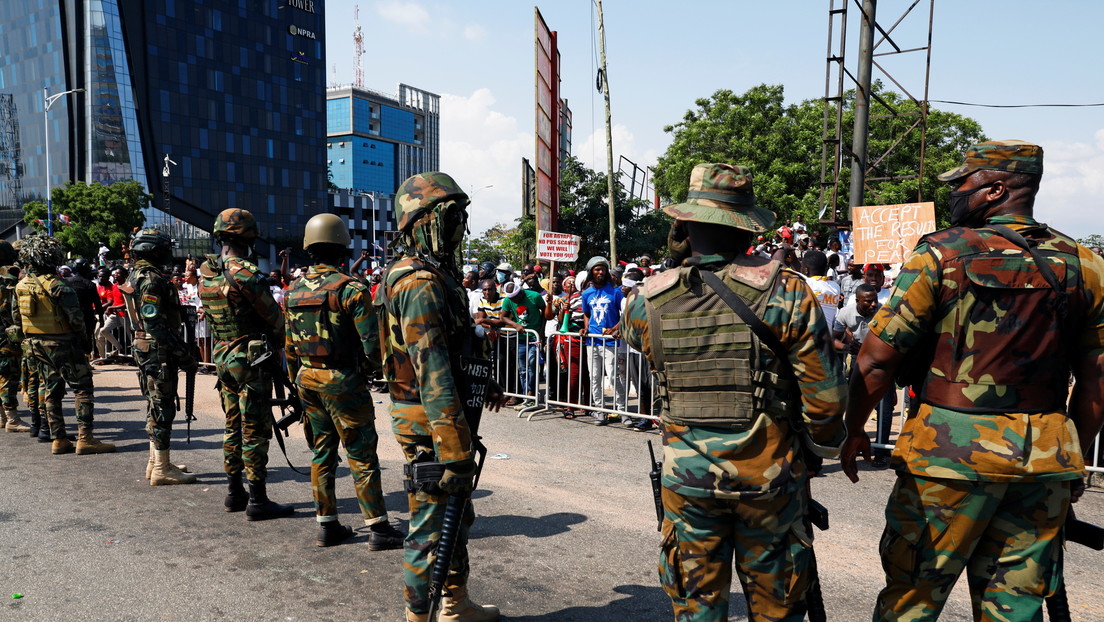 Captan cómo militares armados maltratan a residentes de una localidad de Ghana por robo de celular