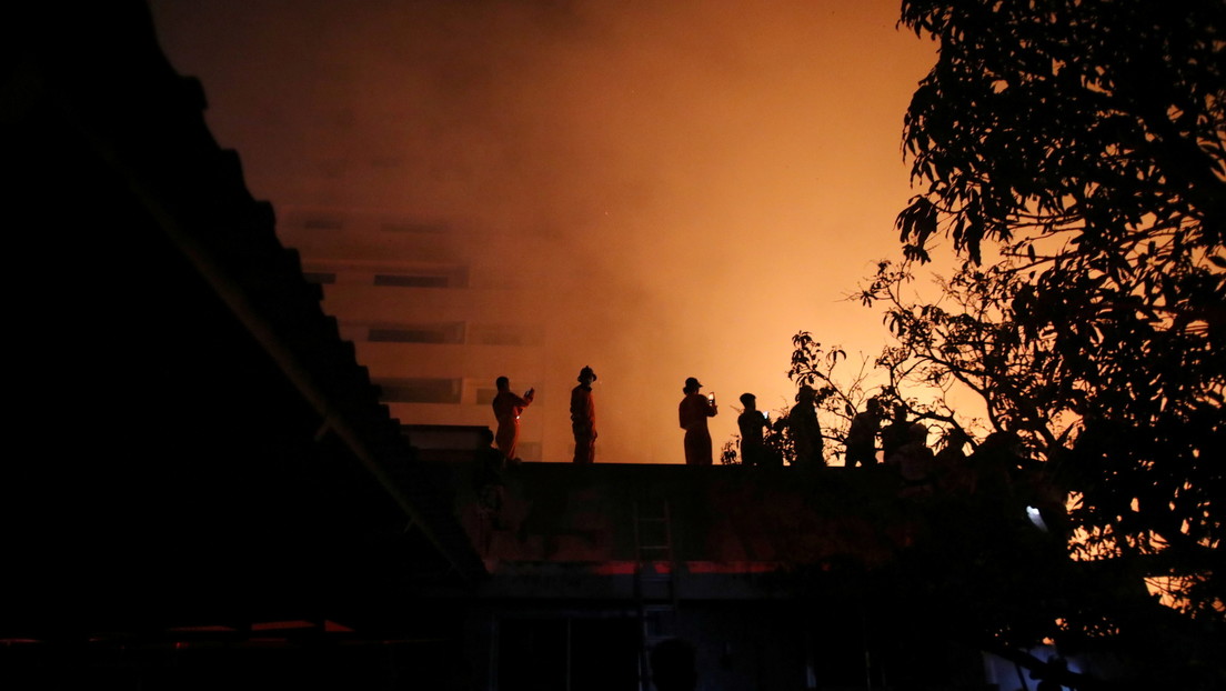 Enorme explosión en una fábrica de productos químicos cerca de Bangkok