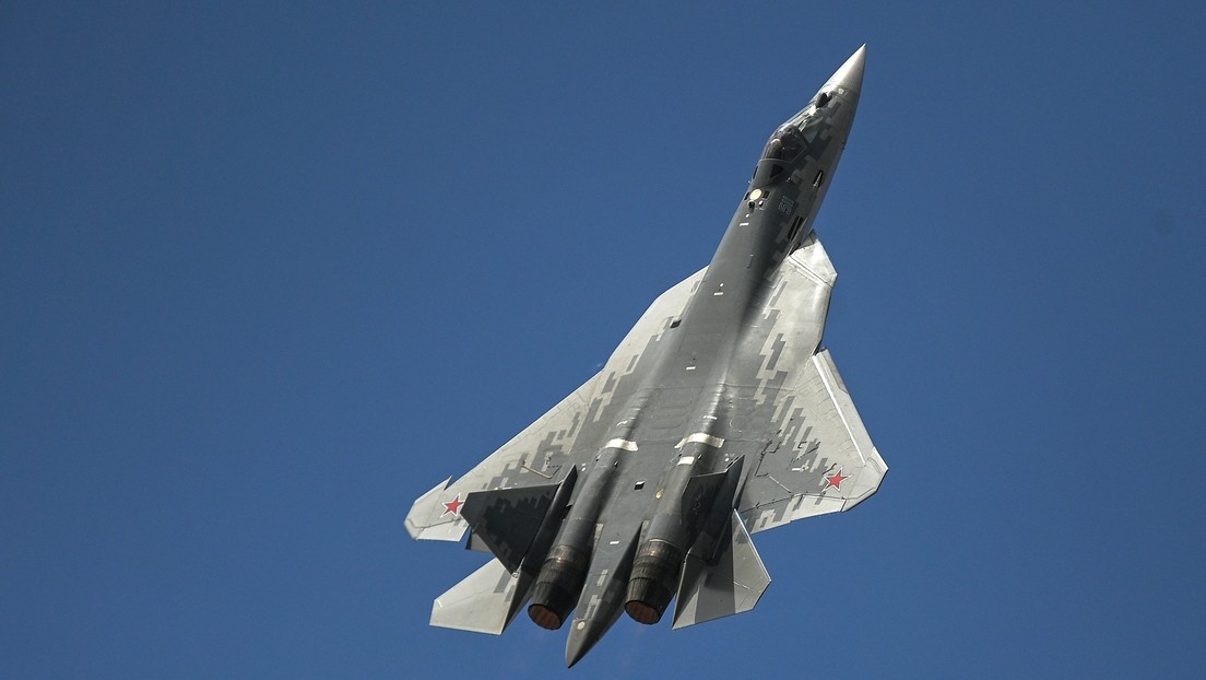 El avión militar ruso el Su-57 se puede quedar ‘suspendido’ verticalmente en el aire varios segundos