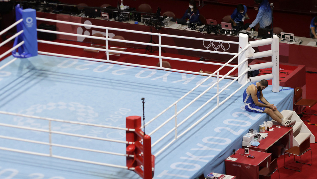 Boxeador francés se niega a dejar el ring tras ser descalificado por un cabezazo intencionado