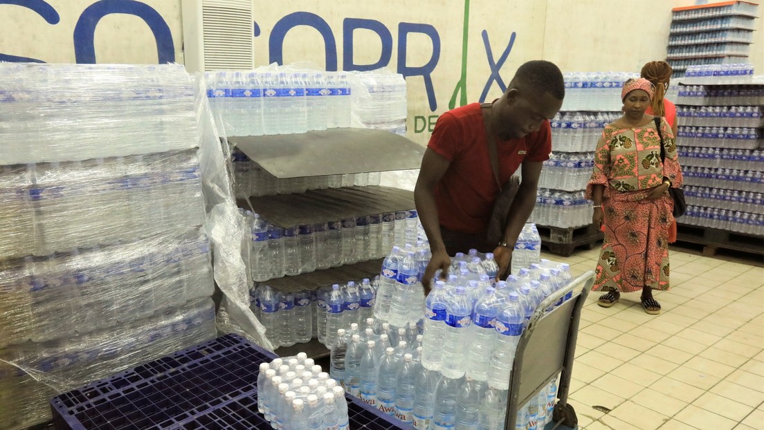 Beber agua embotellada tiene un impacto 1.400 veces superior que su consumo directo del grifo