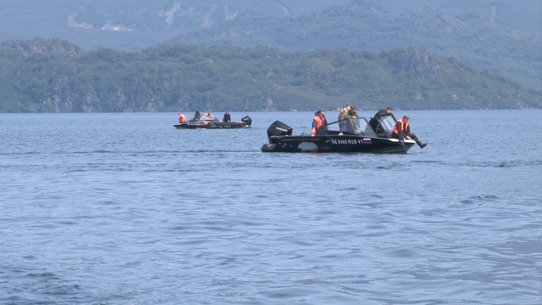 Localizan los restos del helicóptero que cayó a un lago en el Lejano Oriente ruso