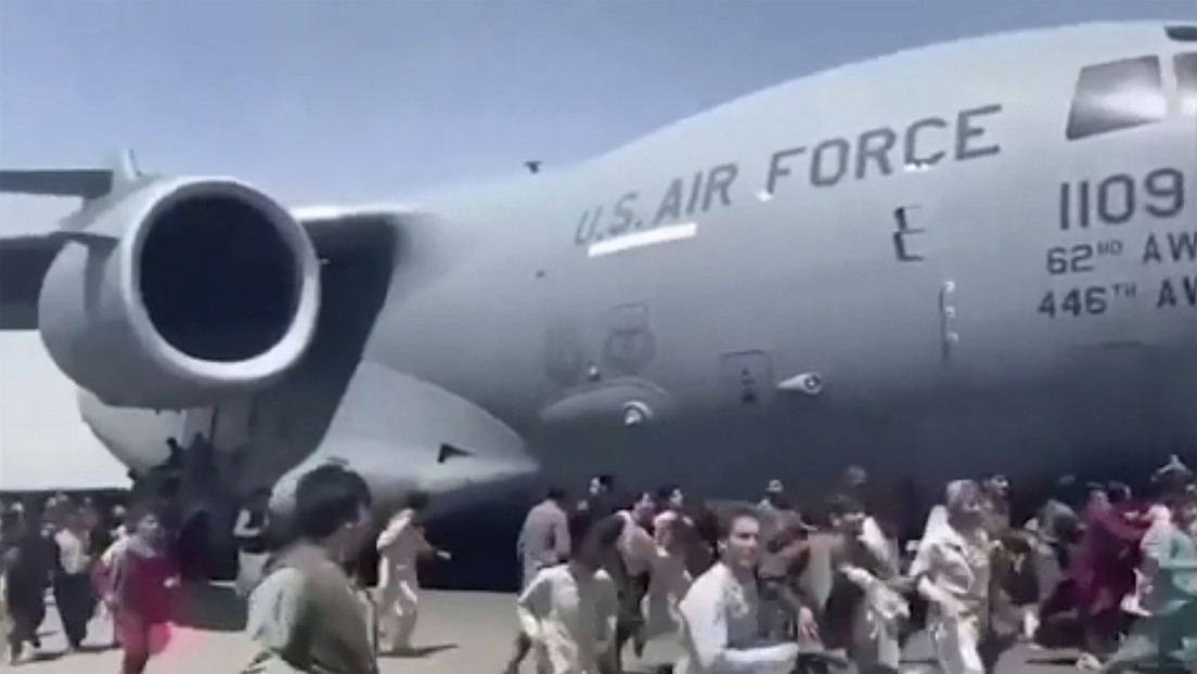 Encuentran restos humanos en el tren de aterrizaje en avión militar estadounidense que despegó de Afganistán