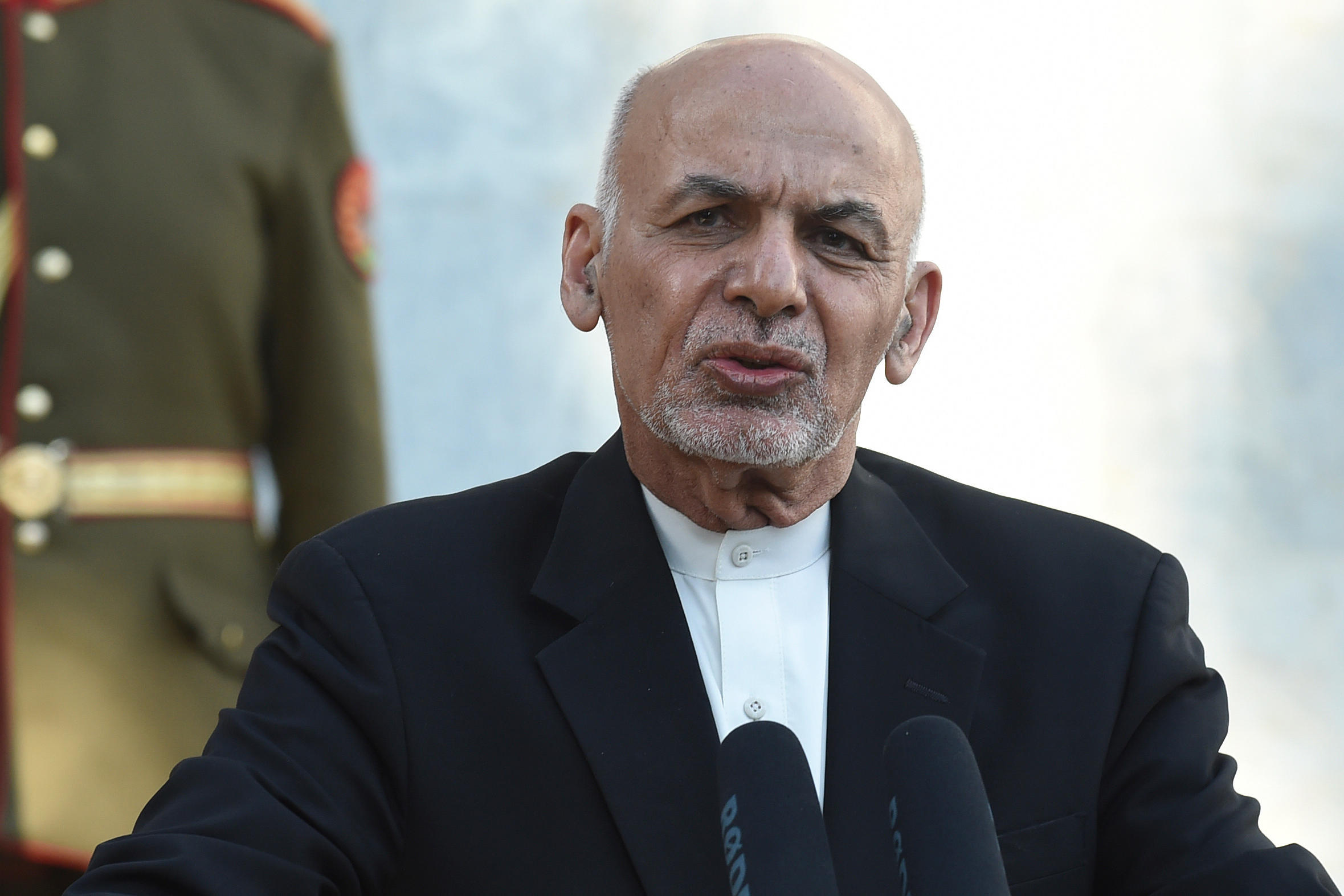 El expresidente afgano Ashraf Ghani anunció que regresará pronto a Afganistán