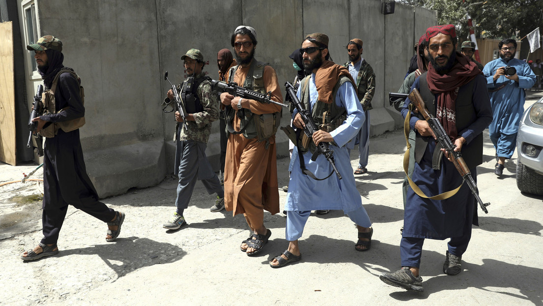 Talibanes disparan contra manifestantes pacíficos y golpean a periodistas en la ciudad Jalalabad